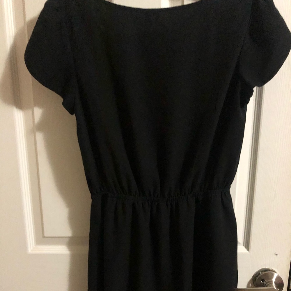Black medium dress with pockets.
